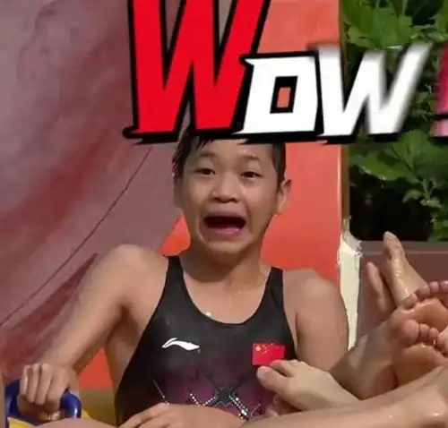 全红婵结束短暂假期水上乐园表情包火出圈,何教练亲自为其拍照
