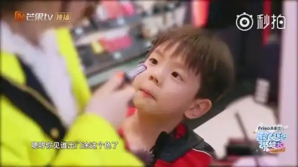 嗯哼暖心帮霍思燕挑口红,这么甜的儿子谁不想要
