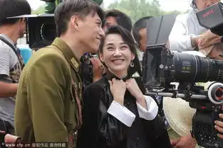 许晴开工心情好频笑获助理打伞遮阳耐心补妆
