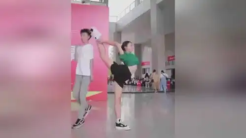 舞蹈生一个后踢腿恰好踢飞路过男生的手机
