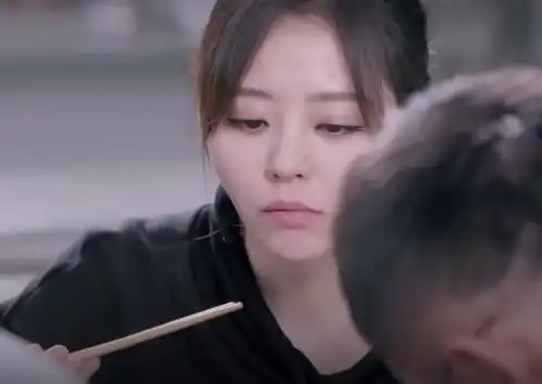 谢霆锋做的菜好吃吗张靓颖表情微妙,一碗菜3个人都没吃完
