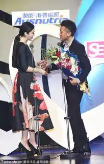 范冰冰为前男友王学兵颁奖露羞涩笑容
