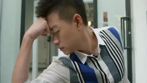 微微一笑三个活宝在公司门口cos雕像,这姿势也太搞笑了吧
