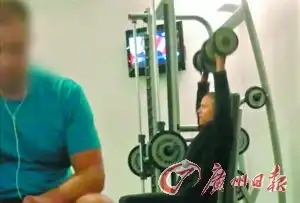 奥巴马健身遭偷拍举哑铃表情痛苦
