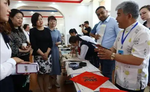 包粽子做香囊制龙舟感受中国文化外籍专家与小学生一起过端午

