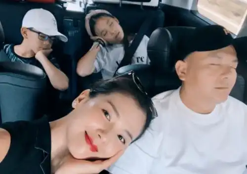 刘涛12岁女儿变小厨娘,花式蒸馒头心灵手巧,越长越像爸爸王珂
