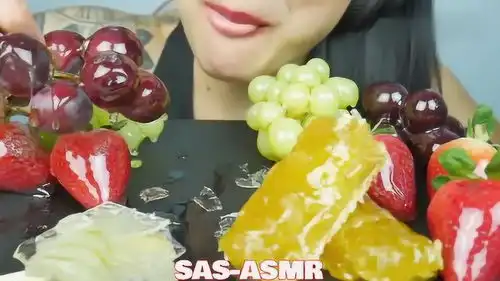 吃播小姐姐,这次吃水果蜜饯和蜂巢蜜,听声音美滋滋