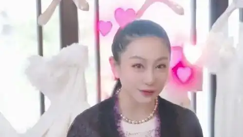 孙俪女儿11岁生日,小花被爸妈夹着吻,她的表情搞笑,神态似爸爸
