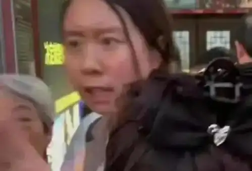 插队婆孙被曝都是公职人员,现前途堪忧,网友早知今日何必当初
