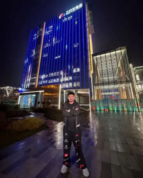 csgo茄子新平台开播牌面拉满,疯狂小杨哥都甘愿当他小助理
