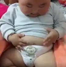 宝宝看着自己的大肚皮,一个表情把大家逗笑了,网友该减肥了
