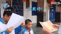靠吨位压住漏水消防栓的萌娃获奖了,表情亮了...
