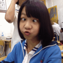 搞笑gif这位美女你把你的面纱放下来让我们看一看,哎呀妈呀你太好看了
