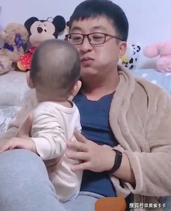 偷吃奶爸带娃走红,看到宝宝怀疑的表情,奶爸我容易吗
