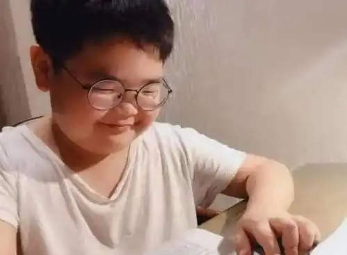 有种逆袭叫表情包长大,谢飞机不算啥,看到权律二没白等
