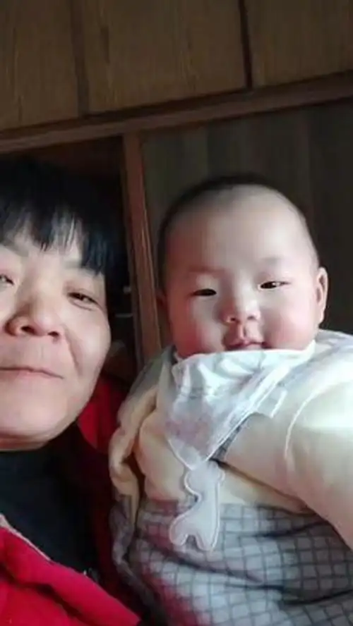 宝看到妈妈抱着,爸爸的表情亮了
