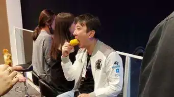王思聪再登热搜,大口吃热玉米网友又要出新表情包了
