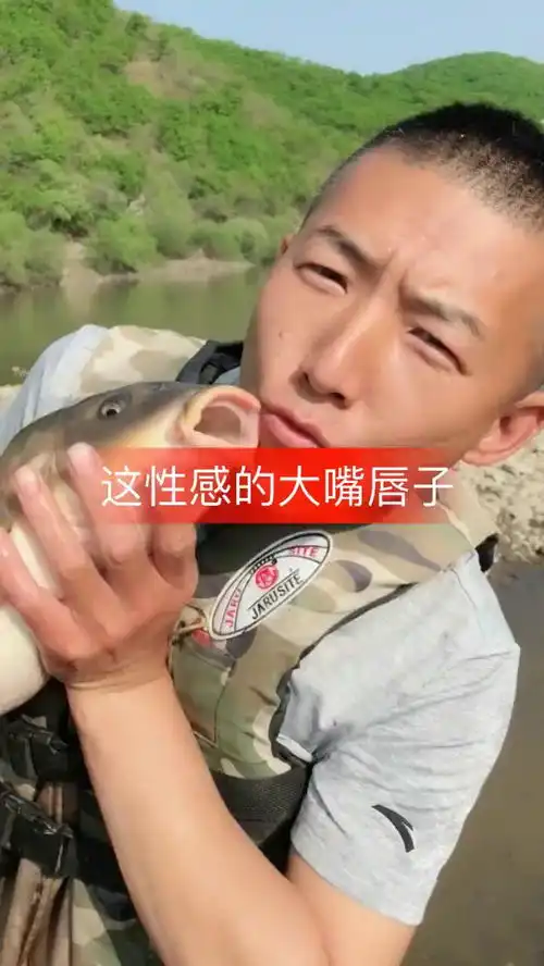 这性感的大嘴唇子,哈哈,
