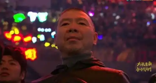 微博之夜典礼上,星爷出场时,冯小刚表情一脸不屑
