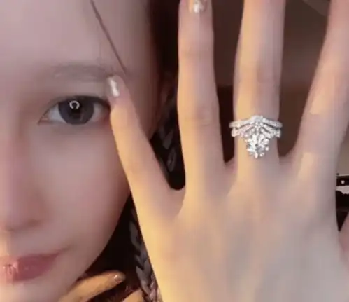 赵本山女儿晒订婚钻戒炫富钻戒堪比鸽子蛋,衣帽间堆满名包
