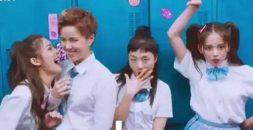 傅菁公开火箭少女校服照,杨芸晴笑成表情包,杨超越全程搞怪
