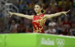 30岁何雯娜恋情曝光穿搭多变似少女,网友直呼最美奥运冠军

