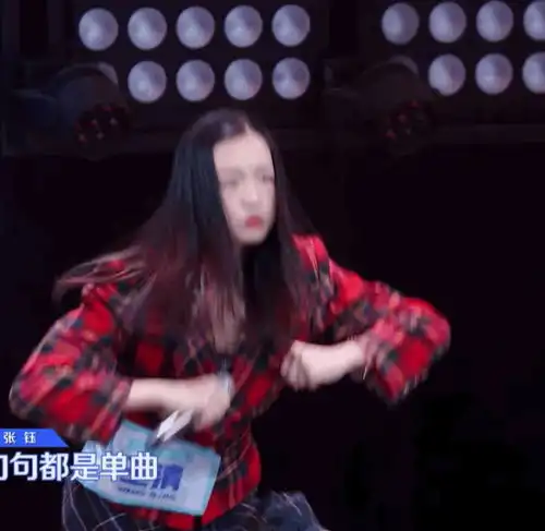 爆笑青春2四胞胎同台蔡徐坤傻傻分不清,虞书欣又成表情包
