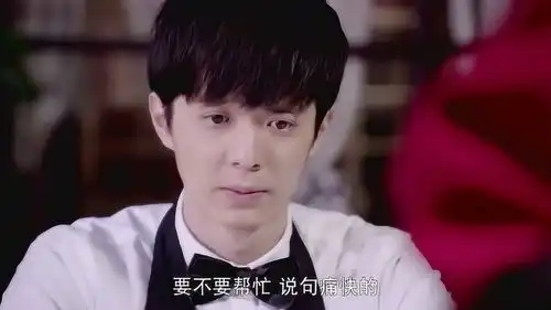 红衣女鬼让冬青亲吻小亚,小亚表情好害羞,嘴里喊着快点亲啊
