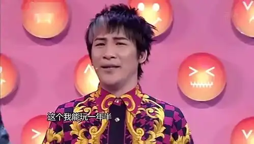 男左女右大张伟挑战喜怒哀乐,脸上表情变化不断
