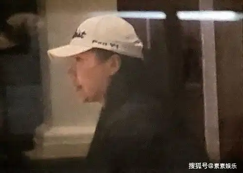 四哥谢贤不再寂寞,与女友coco破镜重圆,聚会开心畅饮香槟

