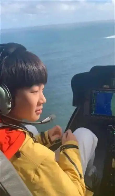 张亮带孩子坐直升机度假,天天淡定比剪刀手,4岁妹妹吓成表情包
