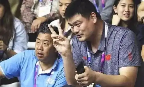 中国男篮最可爱的人女兆日月的亚运会表情包
