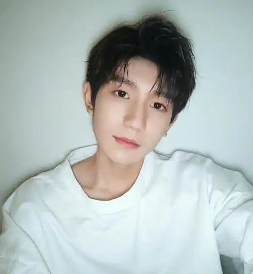 tfboys七周年主视觉海报发布,王俊凯王源易烊千玺发文表情显团糖
