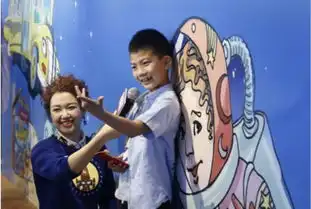 康康现身新书活动年仅八岁阅读量惊人
