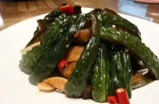 黄瓜还在用盐腌吗难怪不入味还特别酸,学会这一招,秒解决问题
