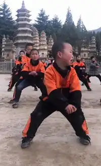 孩子被逼练武功,想哭不能哭的表情萌翻了,网友好汉,忍住别哭
