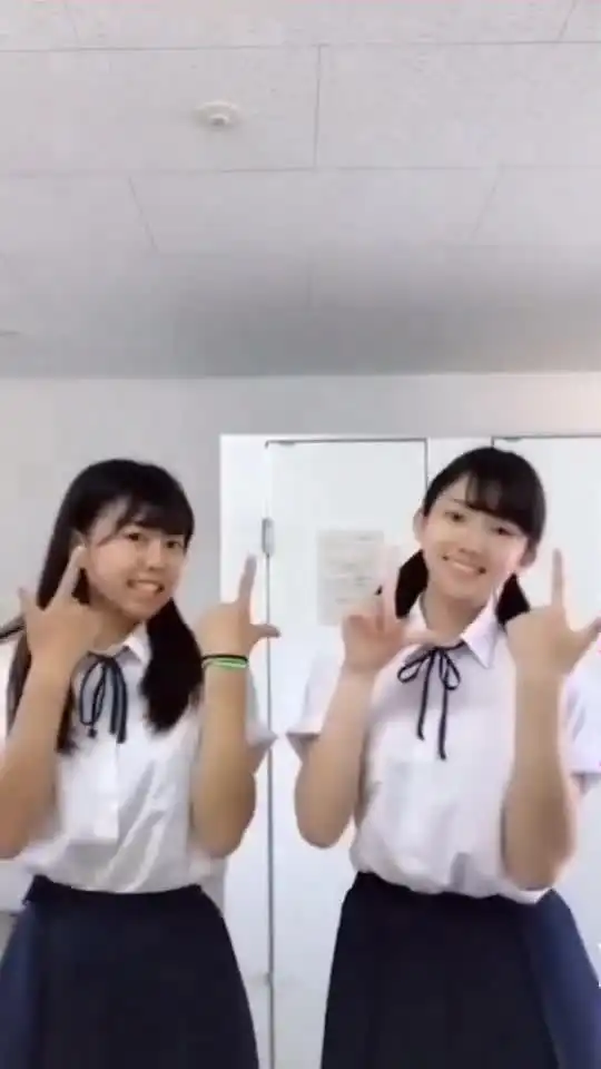 据说这是两位日本的高中生,害羞的表情,让我有种心动的感觉

