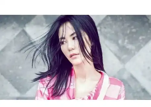 王菲李亚鹏出席活动,现场两人表情很微妙网友好像妈妈带儿子
