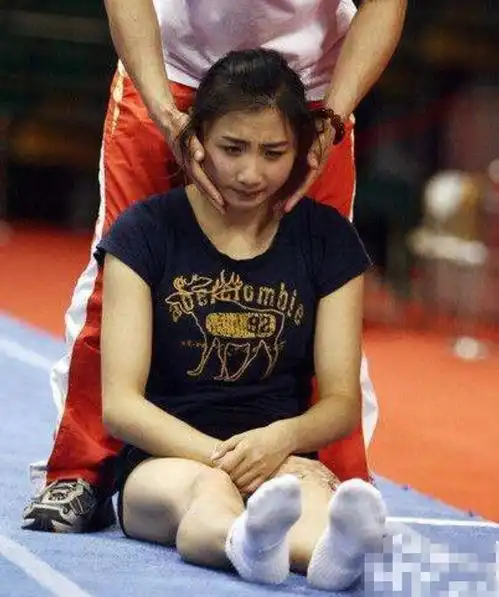 女运动员赛前热身多尴尬福原爱遭按摩掰腿,女排妹子很为难
