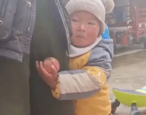 陕西一宝宝看到回家的妈妈,开心躲在爷爷身后,随后表情让人心疼
