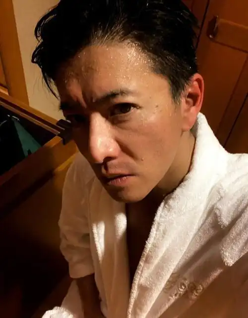 48岁木村拓哉去桑拿,穿浴袍满头汗皱眉耍酷,次女光希事业野心大

