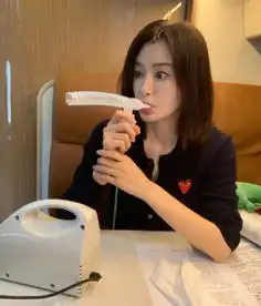 37岁秦岚头戴发卡少女心十足,遇见新事物满脸好奇还很调皮
