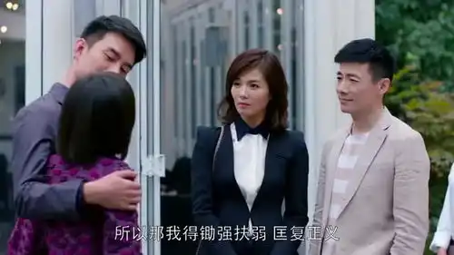 看着两人每说一句,就开始接吻,安迪表情好尴尬
