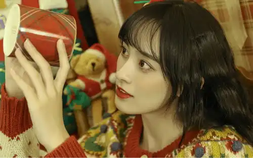 gif搞笑趣图一看姑娘是个有故事的人

