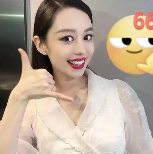 吉娜怀孕七月还浓妆艳抹,穿紧身衣肚子亮了,这确定是孕妈

