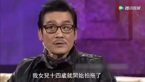 60岁千面影帝梁家辉曾摆过地摊,专宠丑妻30年,对女儿太放任
