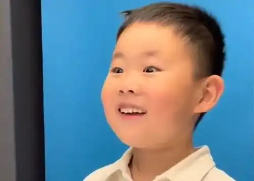 江苏一萌娃拍证件照拍成表情包,网友脸僵了,只剩鼻孔在做自己
