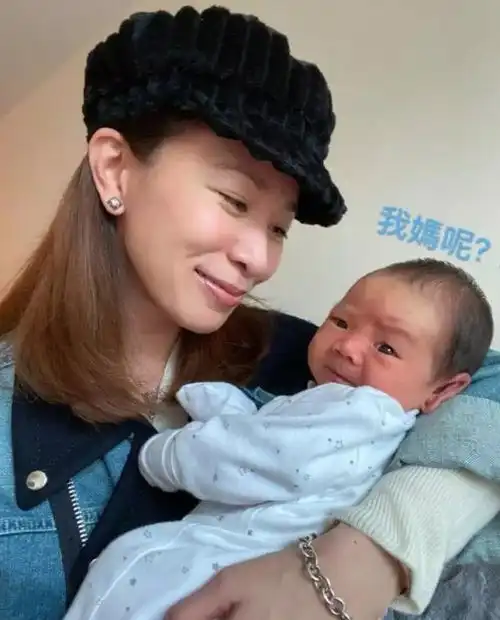 佘诗曼在线哄孩子母爱满满,怀抱好友儿子表情逗趣,素颜状态佳
