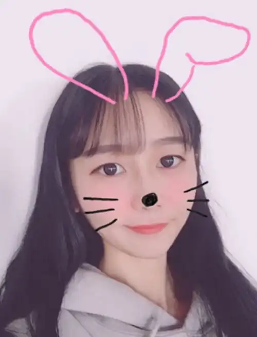 女子与王思聪前脚秀合照,后脚秀酒店床单,40块钱连衣裙获赞
