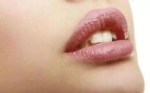集齐了各大品牌口红的你,唇部还好吗
